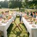 Brunch de mariage champêtre en plein air avec invités détendus, jeux en bois, fleurs sauvages et grandes tables conviviales.