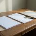Bureau de recherche sobre avec des documents vierges, un dossier d’archives fermé et une loupe, évoquant l’examen prudent de sources publiques et le respect de la vie privée.