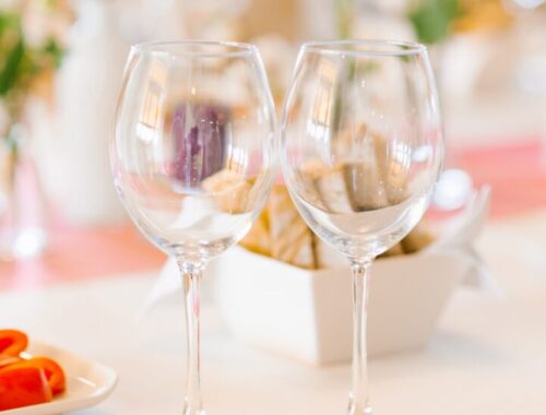 Bouteilles de vin disposées sur une table de réception de mariage.