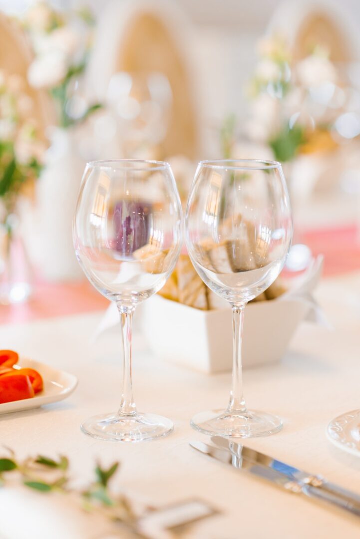 Bouteilles de vin disposées sur une table de réception de mariage.